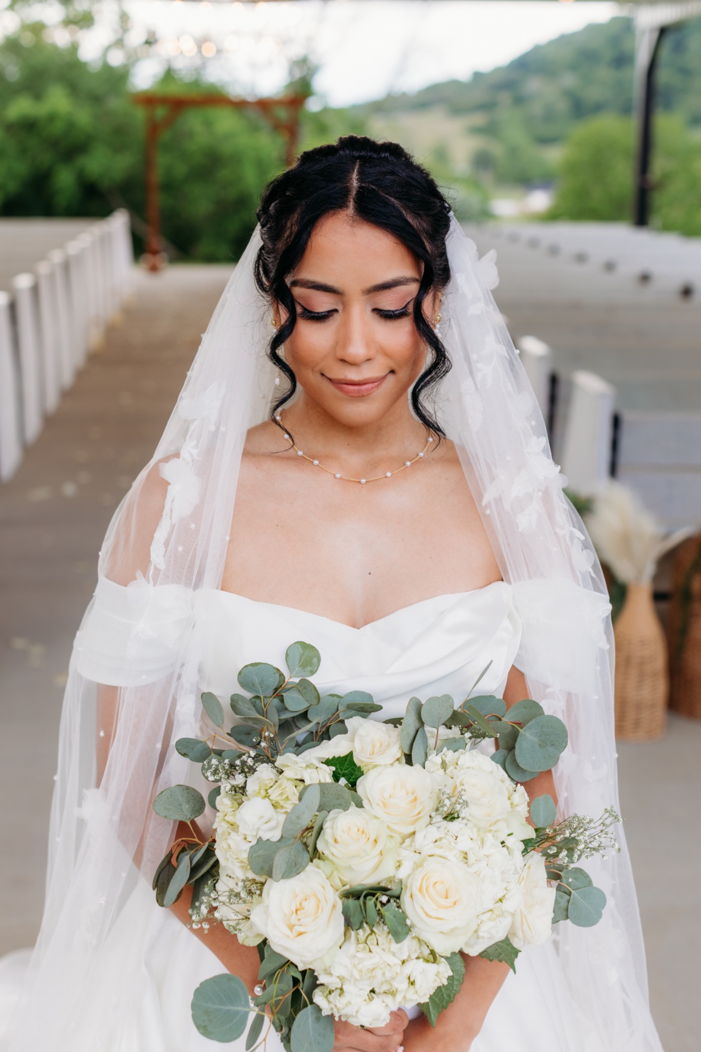 Bride with an ivory bouquet and luminous makeup